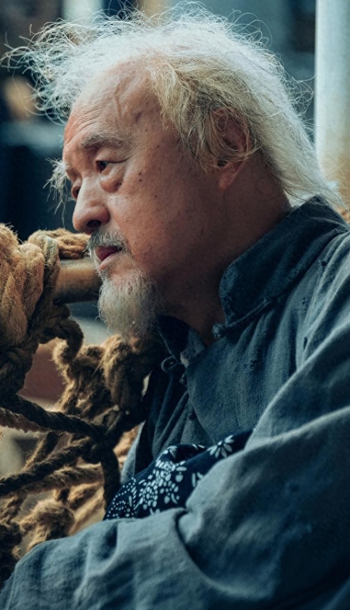 68岁杨新鸣专访:为演90岁莫老太爷,真发留胡背牌位拼到极致?