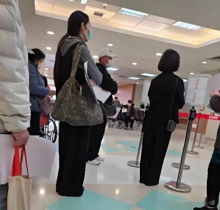 郭碧婷素颜照曝光,眼窝凹陷,5岁女儿首露正脸