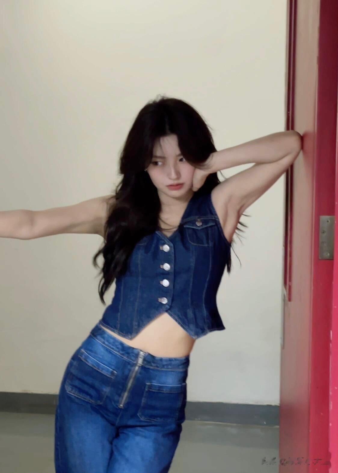 徐若晗分享美照,穿牛仔马甲搭配波浪卷造型,身材比例好有优越感