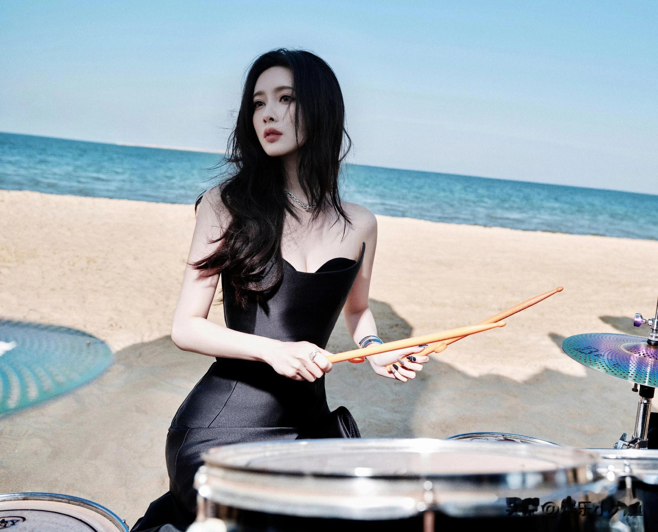 孟子义今日湖南卫视跨年晚会，穿黑色抹胸开叉礼服裙