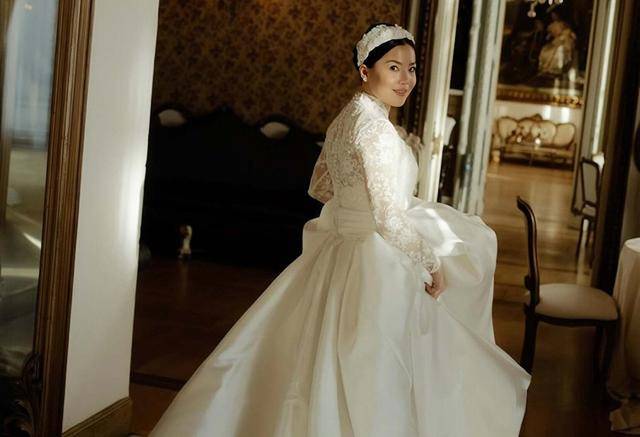 香港知名星二代和外籍男友结婚，晒唯美婚纱照郎才女貌