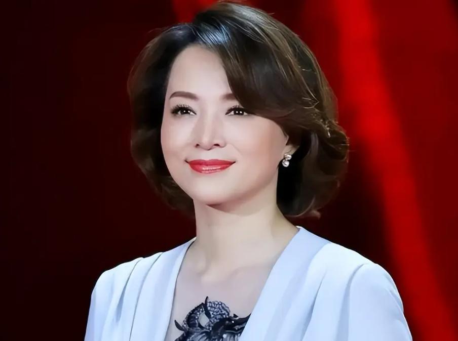 改国籍、当小三、替夫还债7亿，从央视离职的董卿现在混成这样？