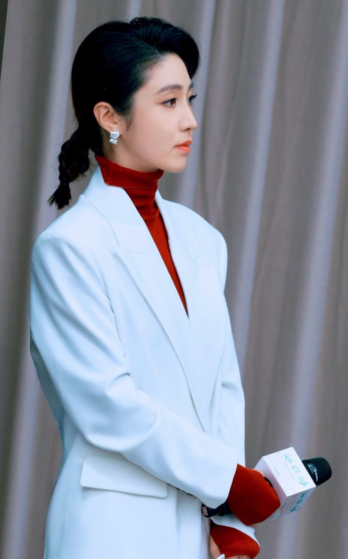 何卿分享最新美照，白色西服配高领红毛衣，美得好高级