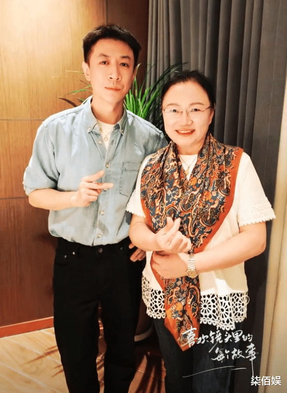 董璇携家人参加聚会，和张维伊合影姿势引怀孕猜想，酒窝手臂受伤