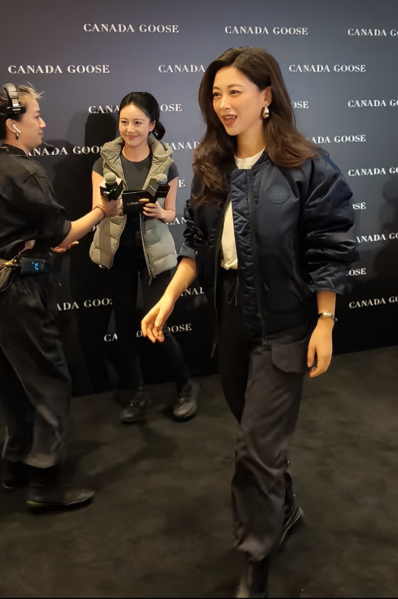 41岁朱珠现身北京！本人又白又嫩好富态，身穿飞行夹克气场十足