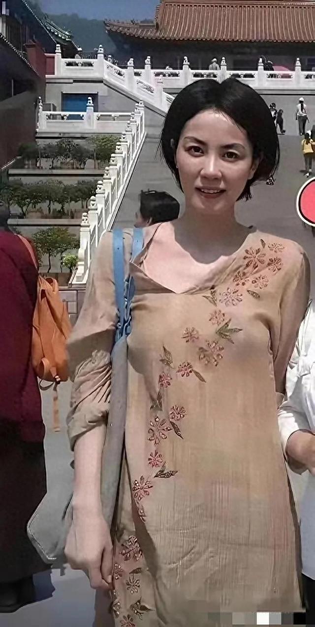 王菲现身福建寺庙祈福 穿棉麻素衣背帆布包 素颜超淡定 她信佛好多年