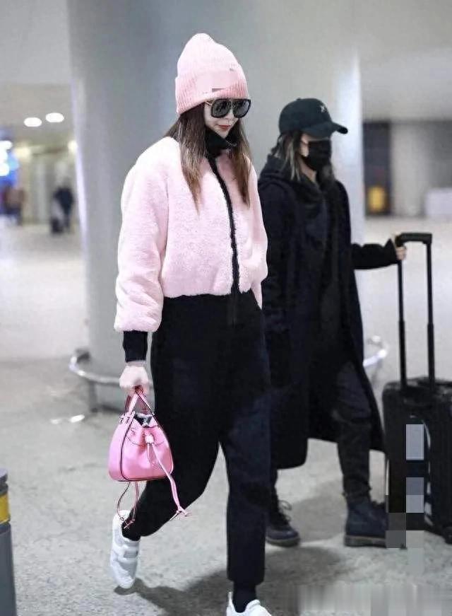 唐嫣当妈后气质越发年轻!穿粉色毛绒外套+卫裤+针织帽 减龄又时髦