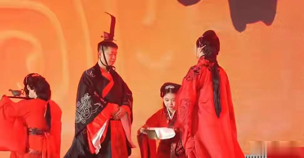 他俩宣布结婚冲上热搜第一！网友：我又相信爱情了