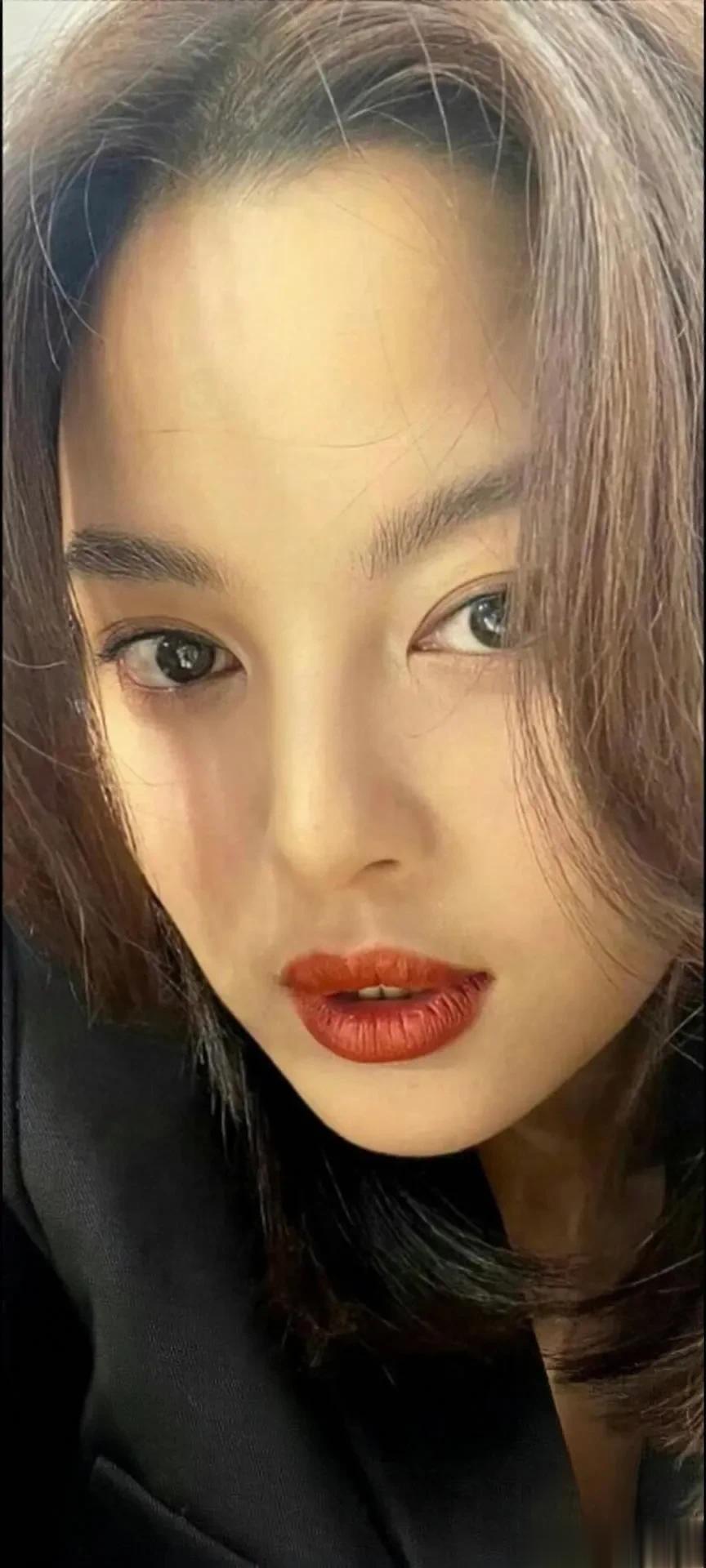 辛芷蕾脸部高清脸图， 柔发飒颜，红唇凝冷艳！