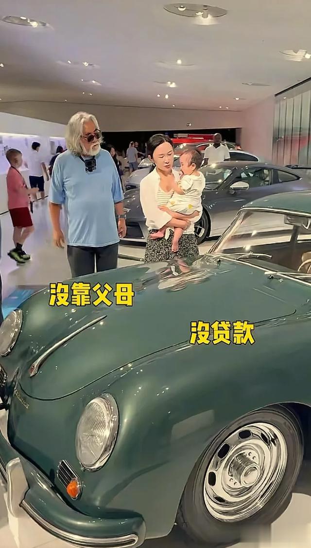 74岁张纪中携全家游德国,西餐厅吃猪肘子,混血儿子一脸不屑