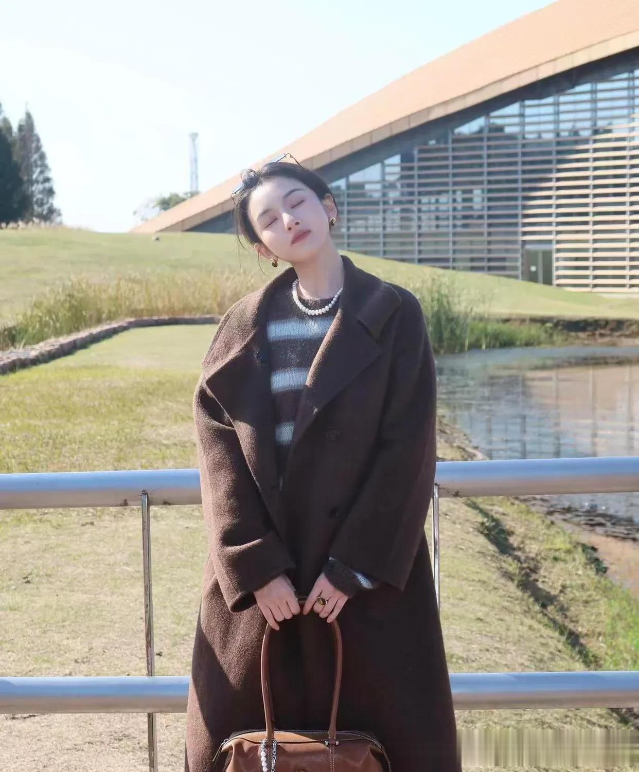 宋祖儿私服穿搭真洋气！棕色大衣+条纹毛衣+阔腿裤，时髦又高级！