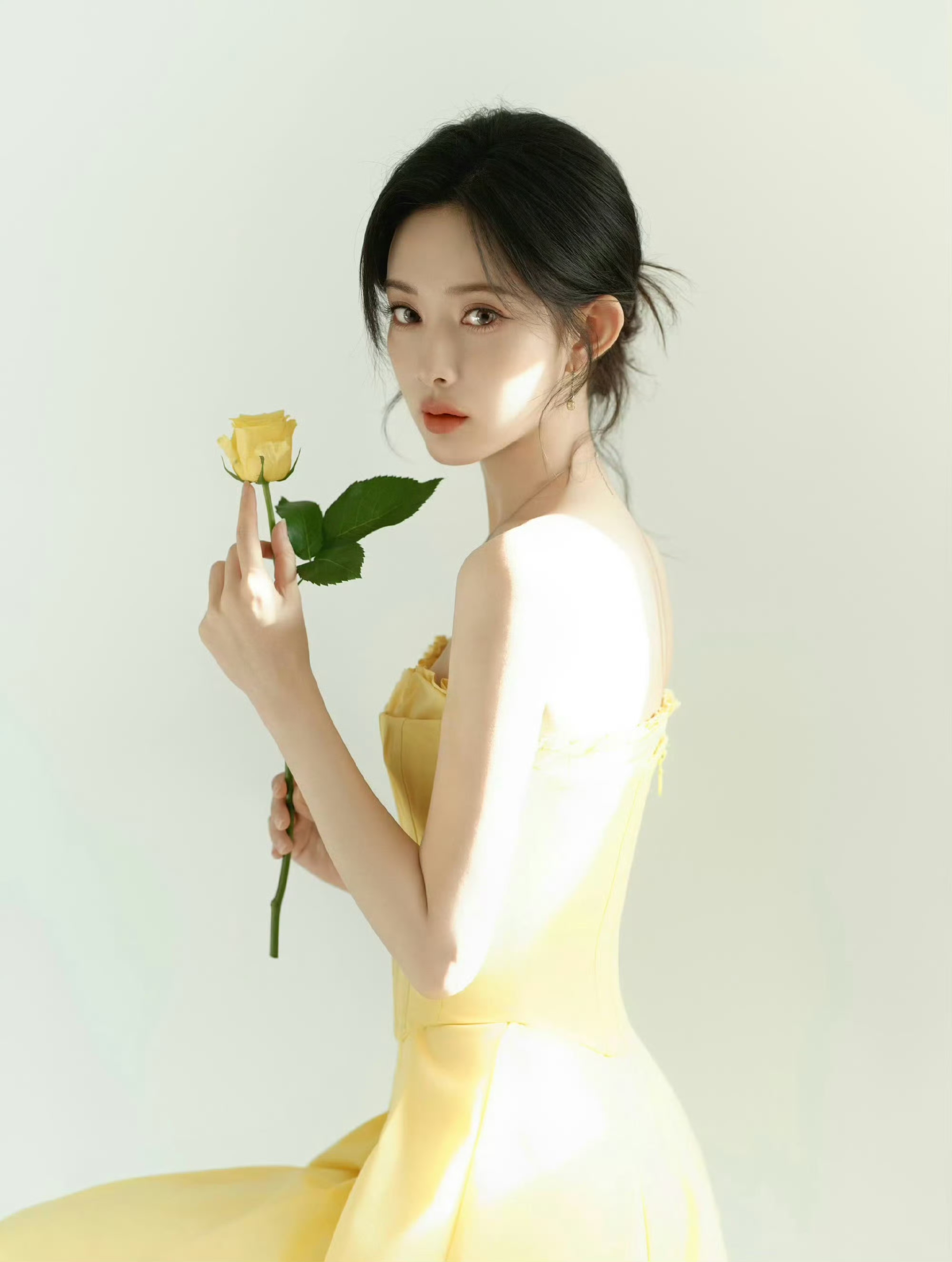 孟子义,明黄色彩穿搭,不得不说孟姐好美 ???