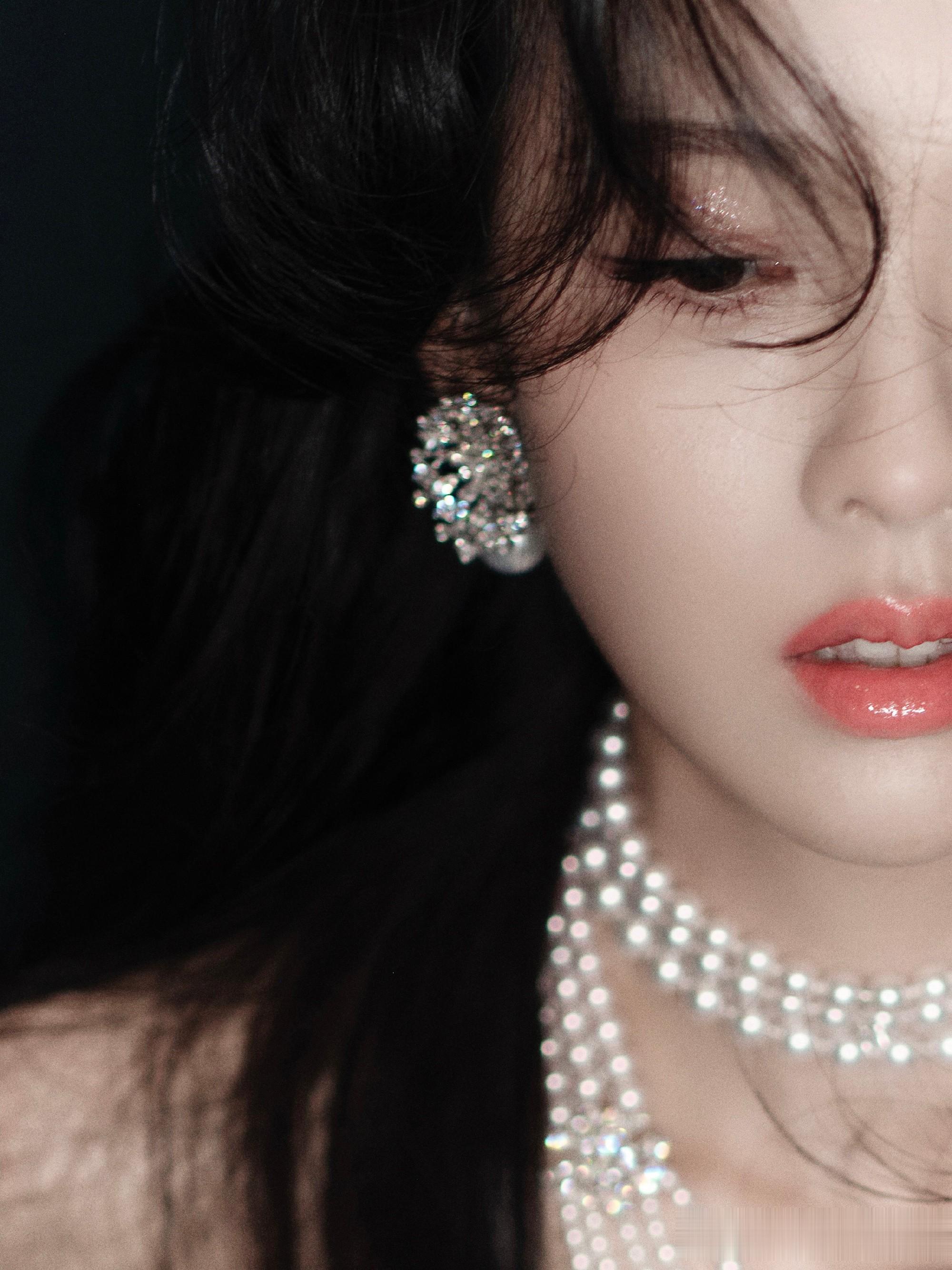 陈都灵白裙毛绒披肩,珍珠点缀,复古优雅尽显奢华格调