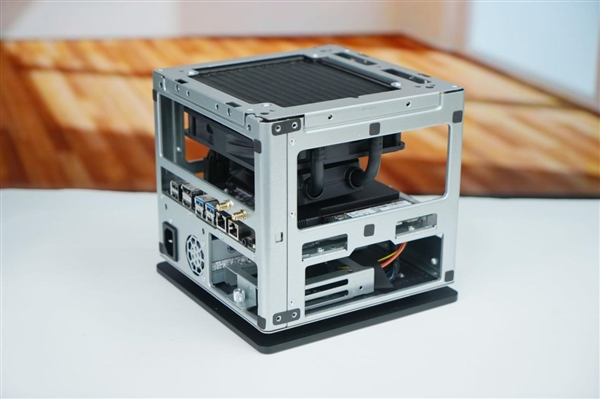 全球首個液冷迷你機！abee AI Station 395 Max工作站圖賞