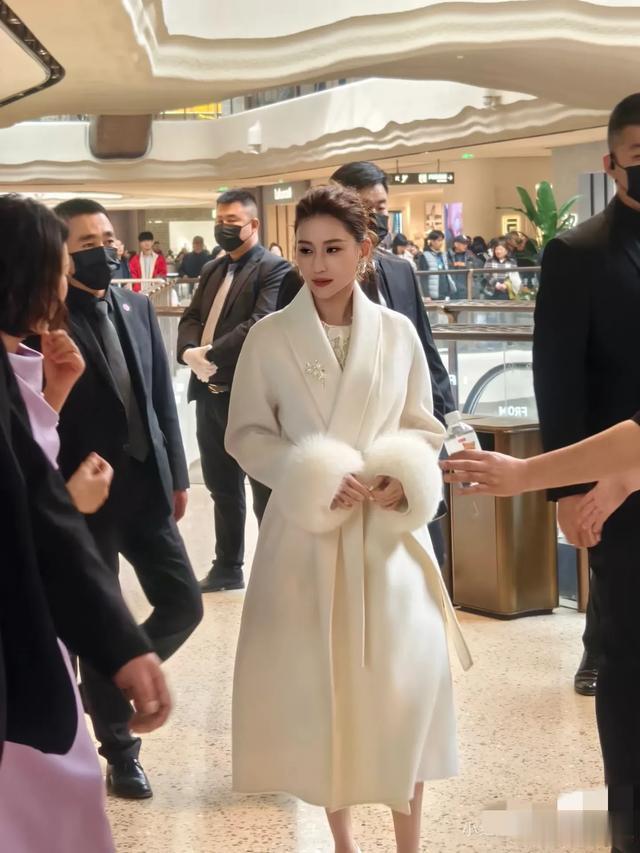 何超莲现身西安万象城!超10位保镖护驾,与素人同排并坐好抢眼
