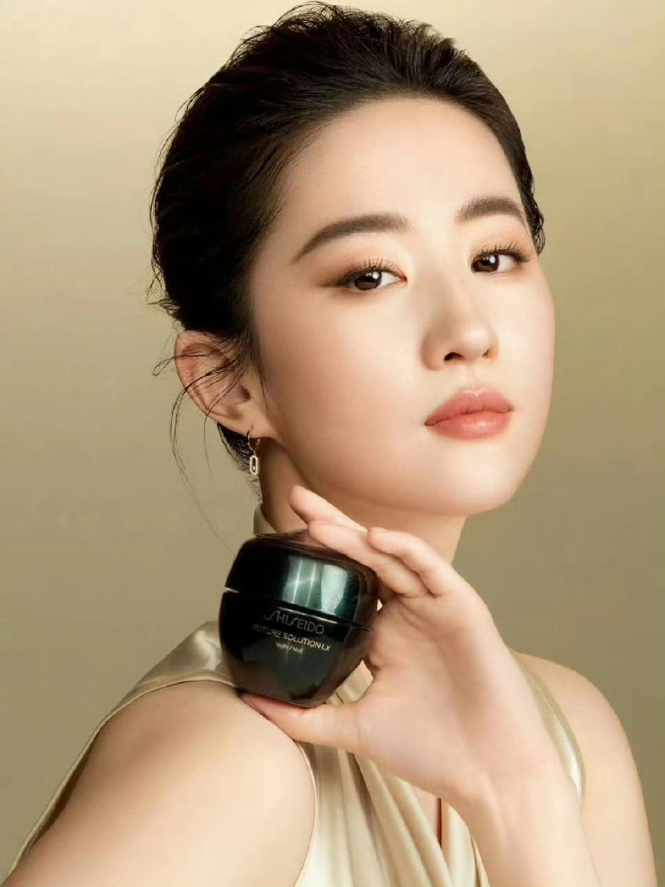 刘亦菲素颜外出被拍,一身碎花长裙简简单单的披发,仍旧美美的!