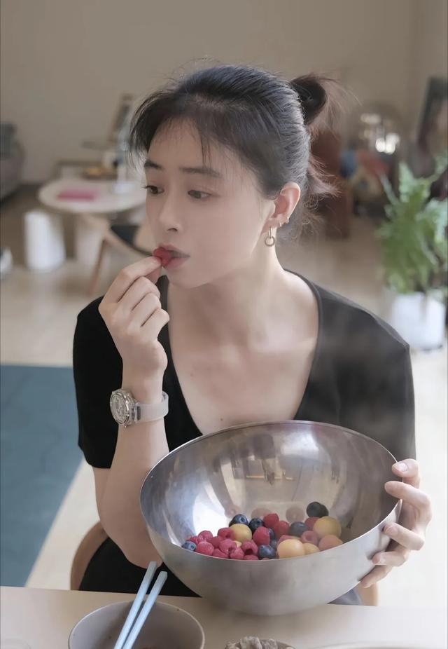 蒋欣素颜游玩被拍,手上的冰透轮胎镯是加了镶嵌的,太抢眼了