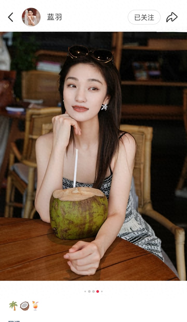 主持人蓝羽手捧椰汁拍美照，一袭吊带裙配长发，惬意又漂亮