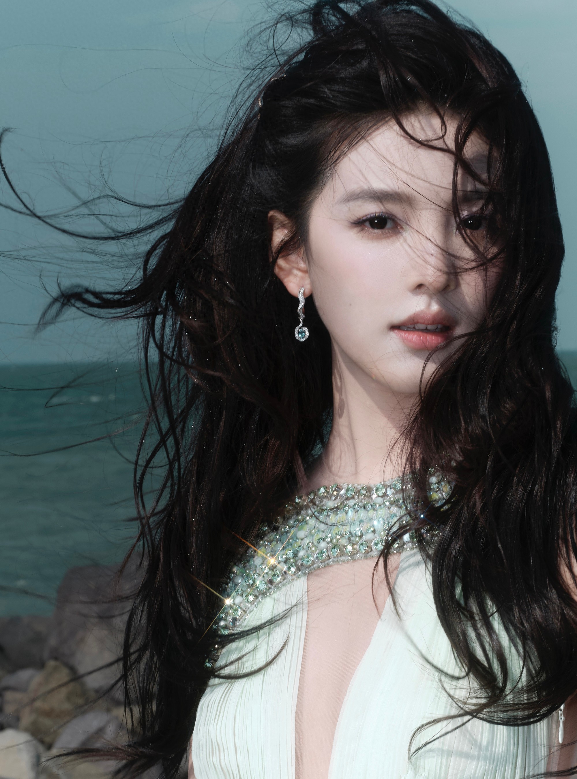 章若楠浅绿深V礼裙