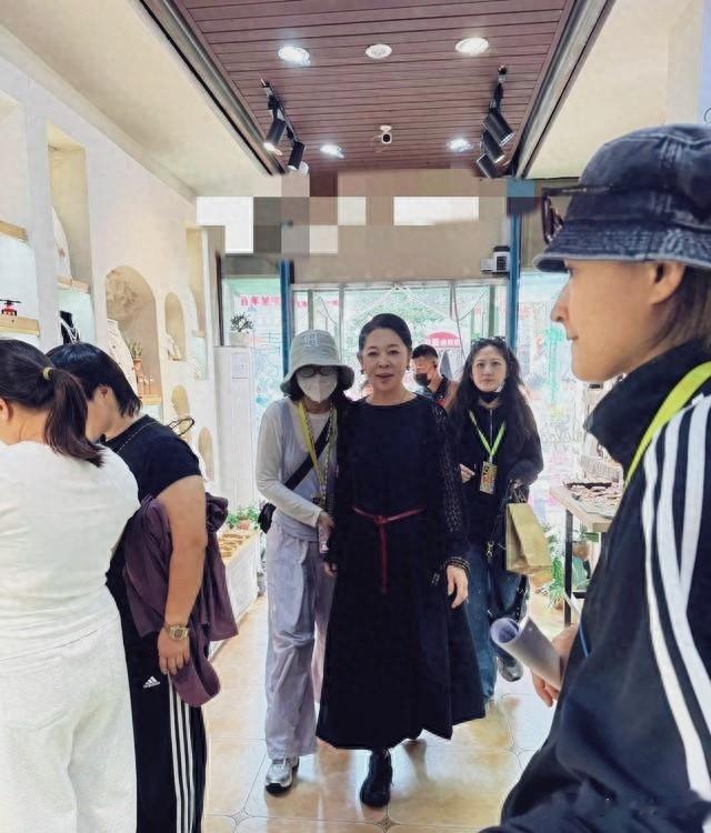 倪萍现身青岛小馆，身材发福却更显贵气，这状态哪像66岁？