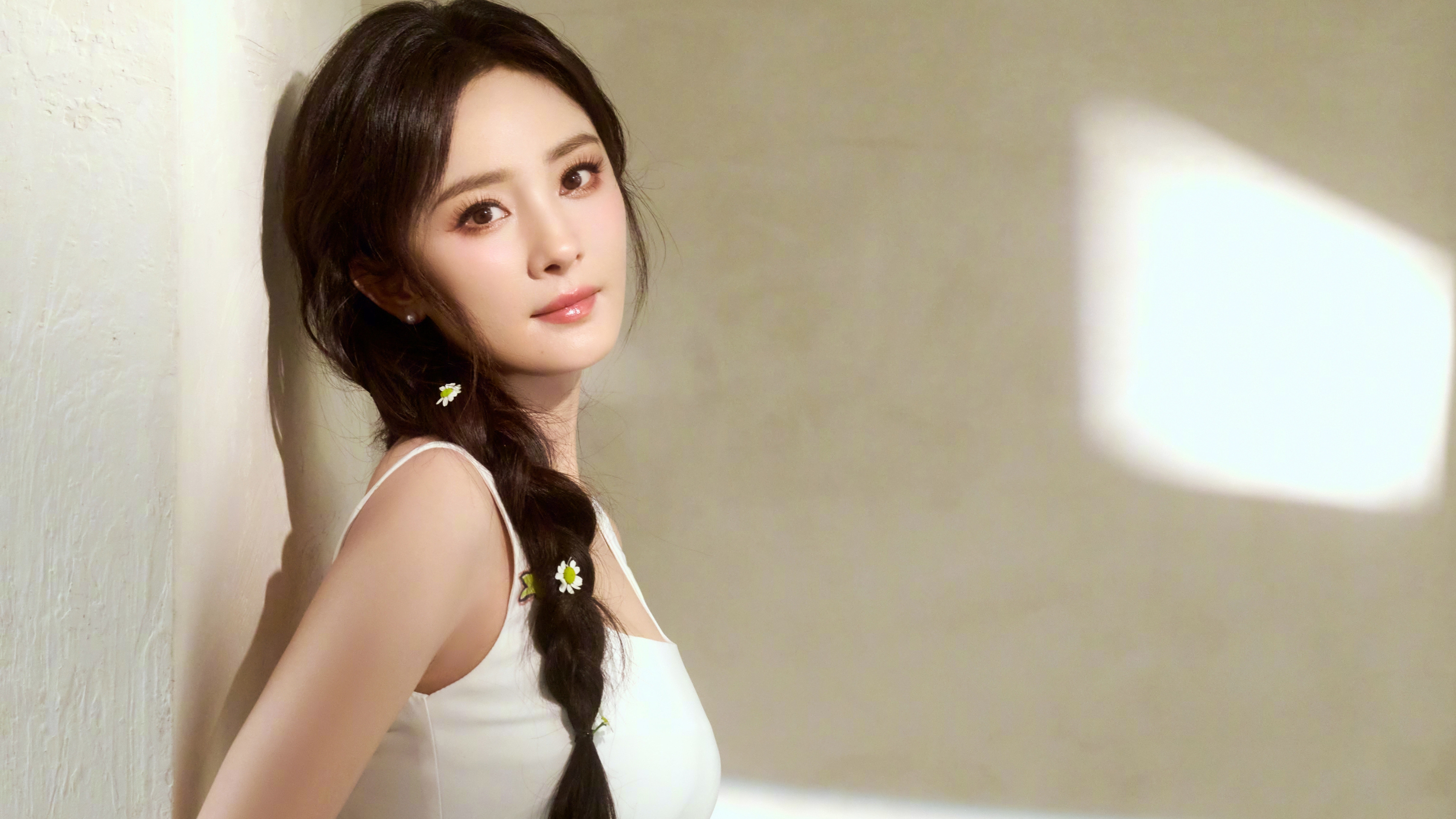 杨幂“爽文”风波：高光、荆棘交织下的大女主启示录