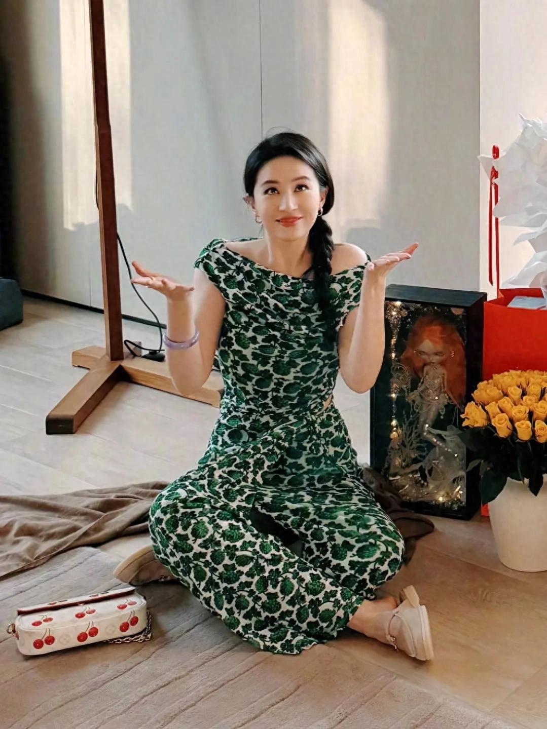 刘亦菲成都庆生,把熊猫顶头上,生日宴吃火锅,给LV宝格丽展示位