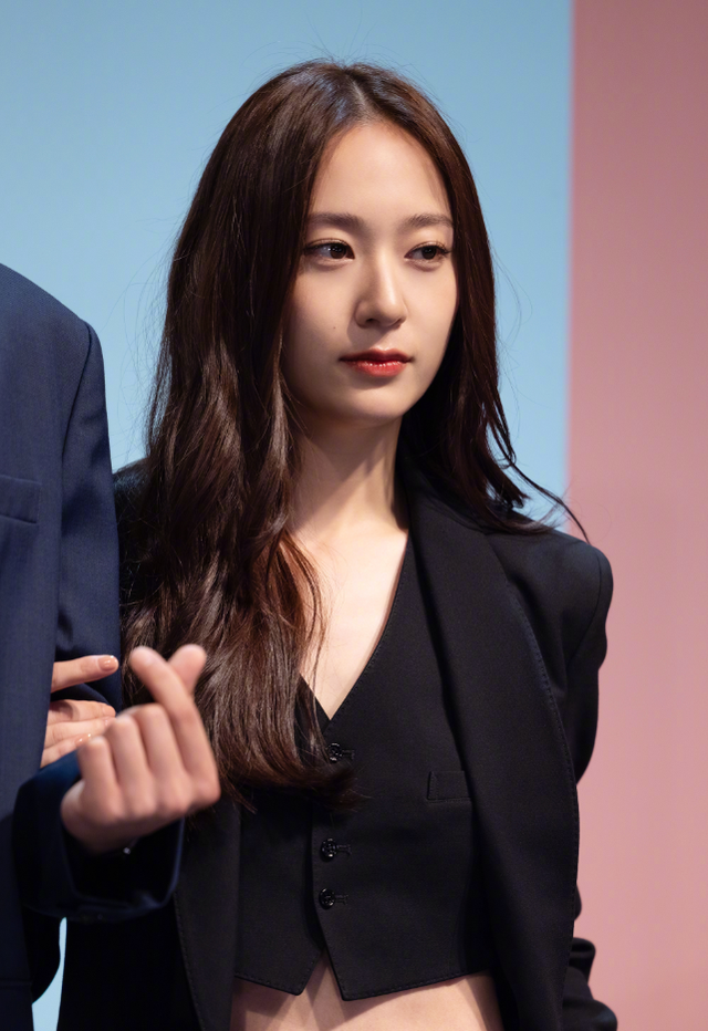 韩国人气女星机场惊险一幕,脚被卡住动弹不得,差点就要上热搜