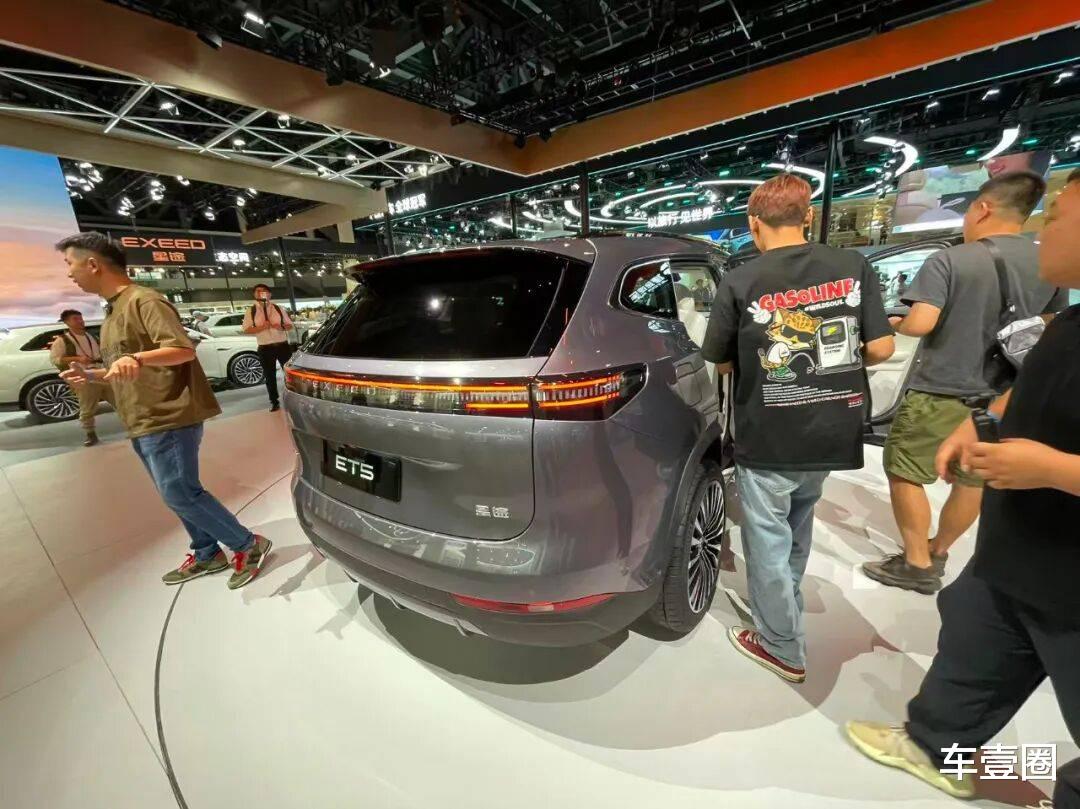 星途ET5首发:配副驾屏+猎鹰700智驾,家用属性到位