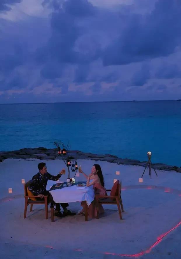 秋瓷炫与老公于晓光去马尔代夫看海！夫妻俩亲密合影好浪漫