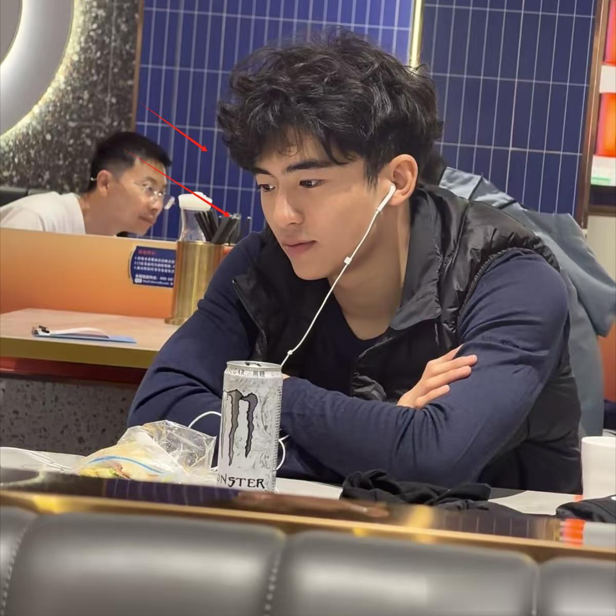 偶遇张柏芝大儿子，身高175cm，长相偏东南亚 和妈妈打电话说英文