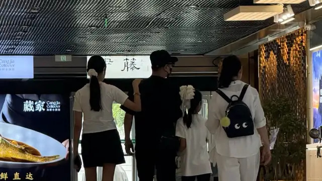 偶遇汪峰带娃，二女儿将手搭他肩膀，醒醒紧牵爸爸手，三人好有爱