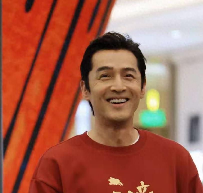 票房卖不过易烊千玺、想和小鲜肉抢饭碗，43岁胡歌迎来中年危机