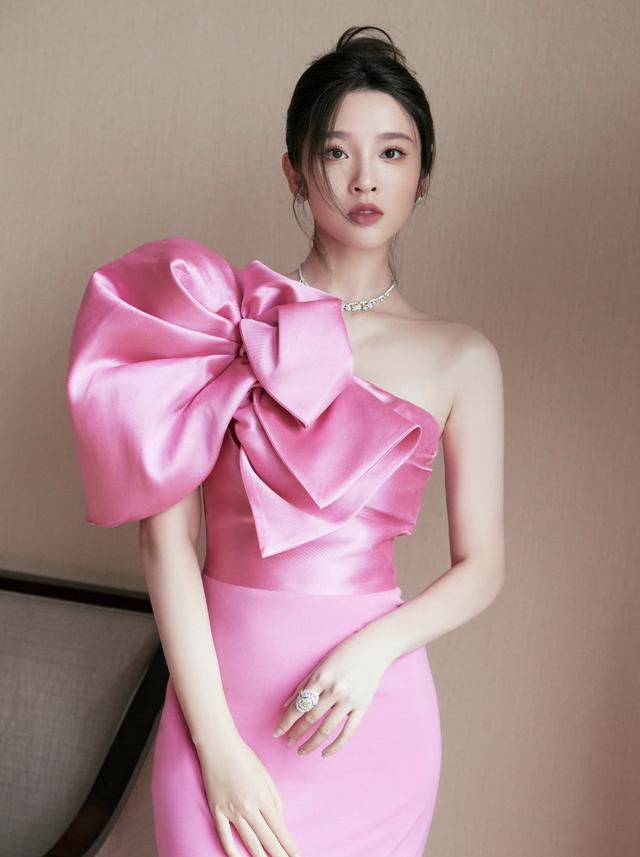 人间甜桃唐艺昕，粉色缎面礼服秀天鹅颈，颜值身材双优，甜度超标