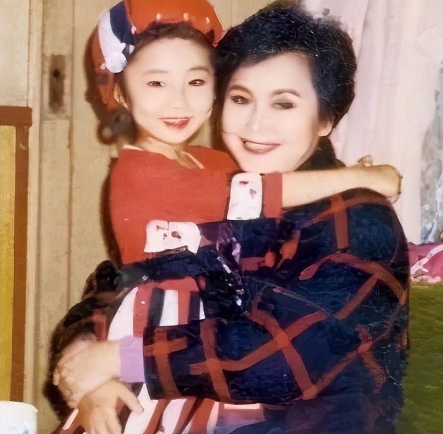 丈夫去世6年后，缺席四年春晚的李谷一已瘦到脱相，女儿相伴左右