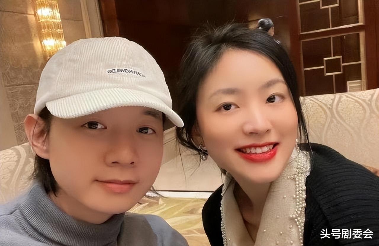 离开娱乐圈4年,霍尊事业重启,而被送进去的陈露,活成了这样