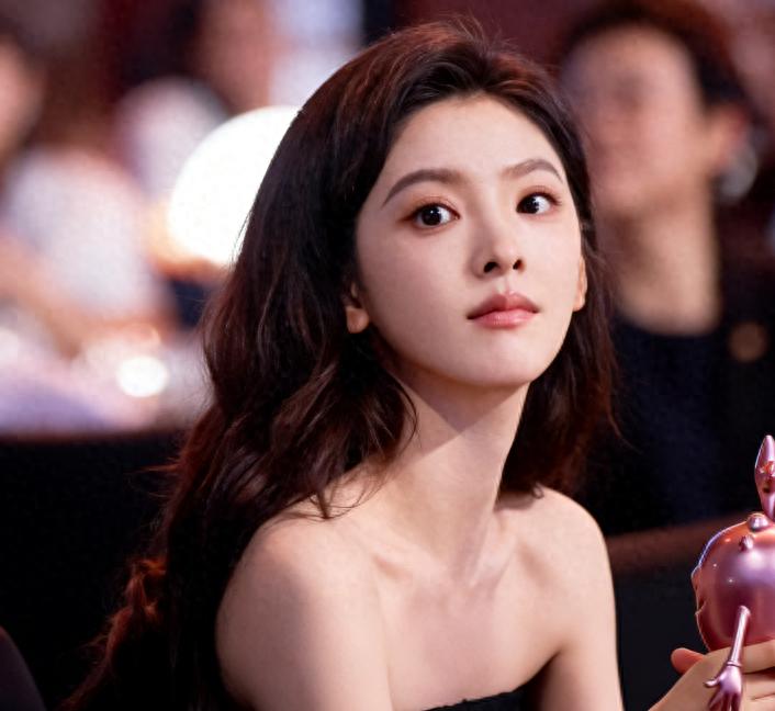 谁说章若楠是“普女”？她坐那几秒，治好我的审美焦虑。