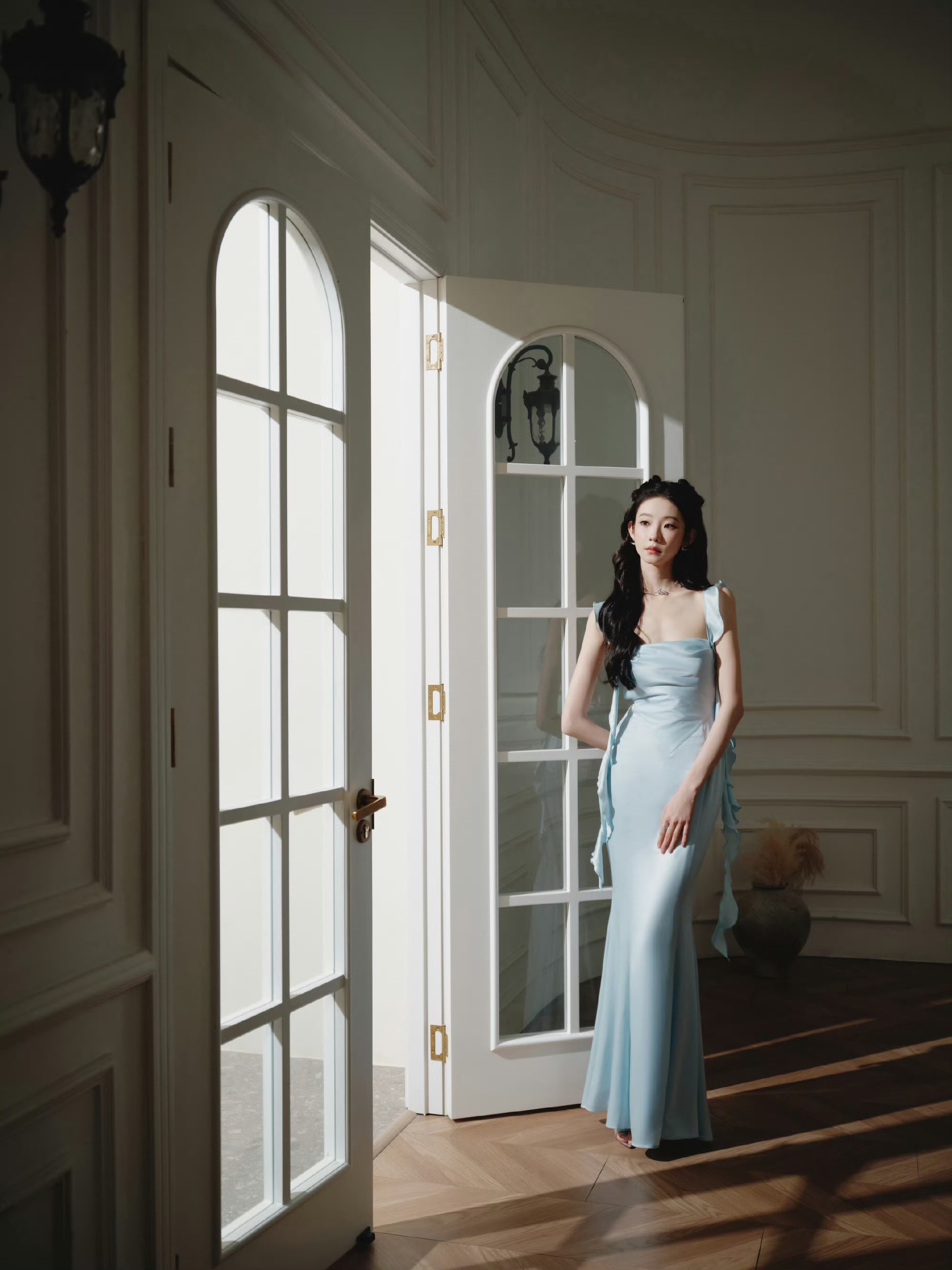 张艺凡蓝色裙摆划出弧度,一切的轻盈柔软都变得慵懒温柔