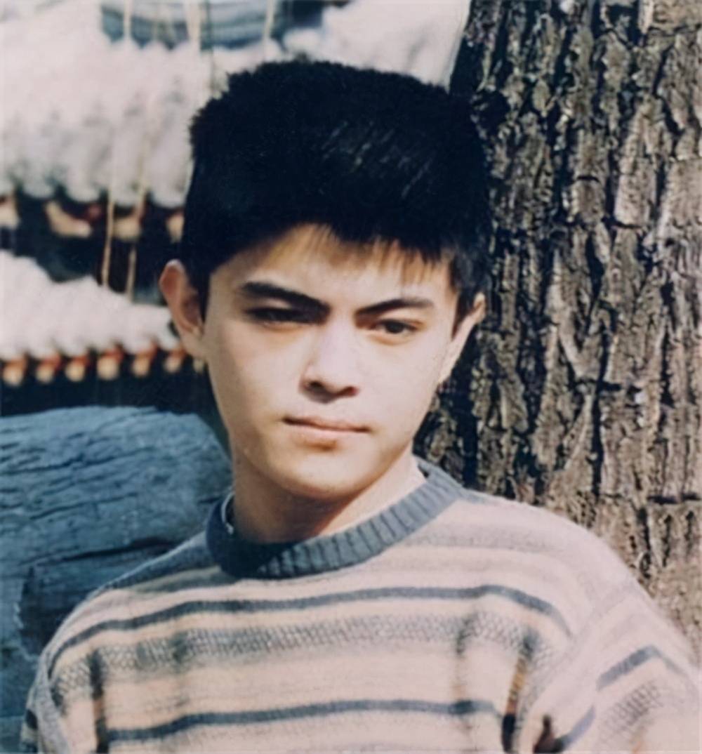 2岁时就火遍全国，却因身高被学校拒之门外，如今49岁已成导演