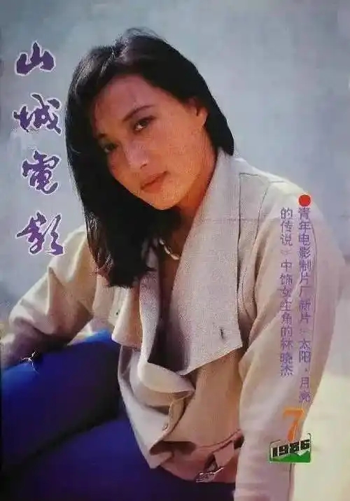 她曾是挂历女神，事业巅峰期选择退圈，如今63岁搭档童谣再度翻红