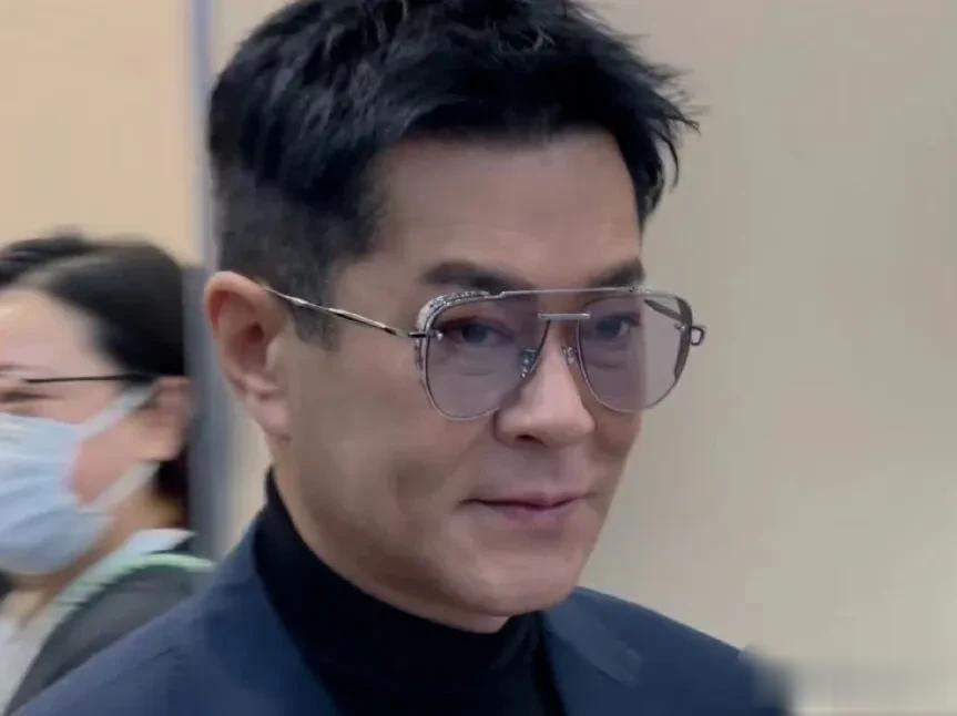 55岁古天乐近照曝光!面部浮肿眼睛又变样,断崖式衰老引热议