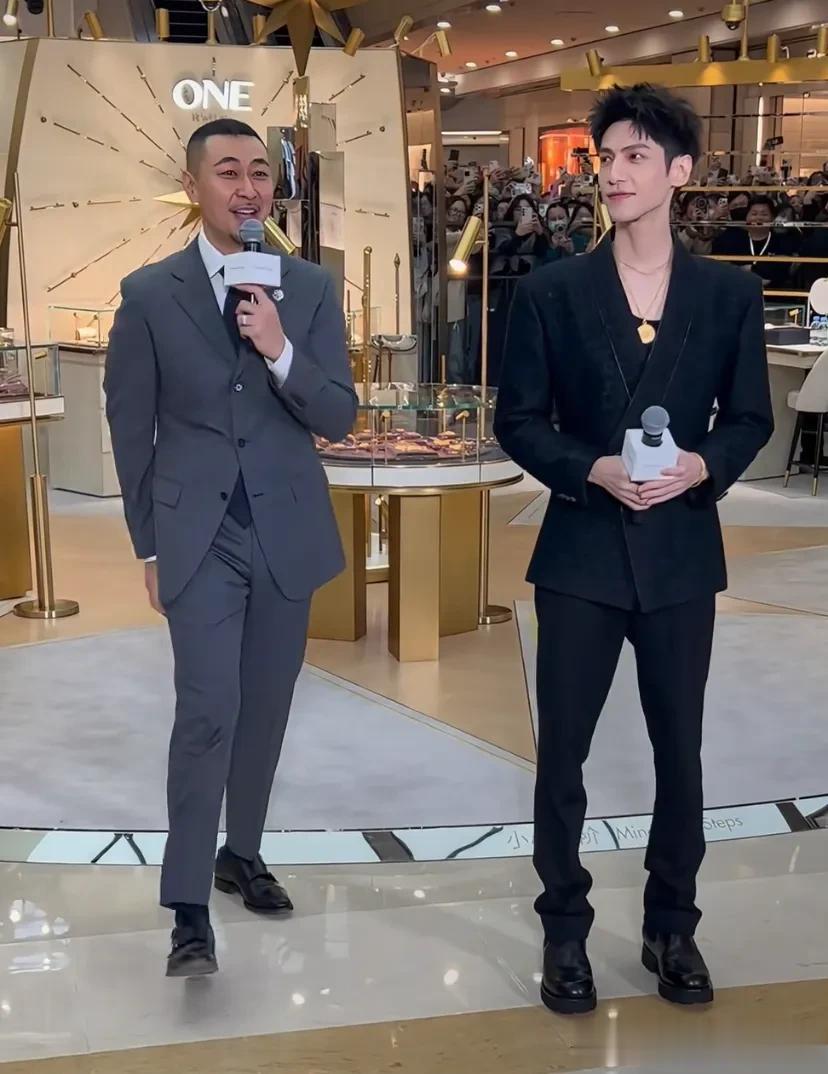 罗云熙出席线下活动，看脸真的帅，看整体却比例不协调腿太细了