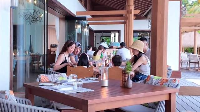 王阳带妻女马尔代夫度假，看女儿吃饭眼神宠溺，任重一家三口也在