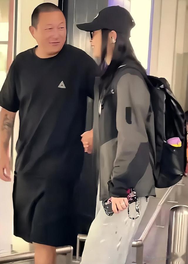 梅婷豪宅内景曝光,墙上挂满名画和照片,地上堆满杂物乱得很真实