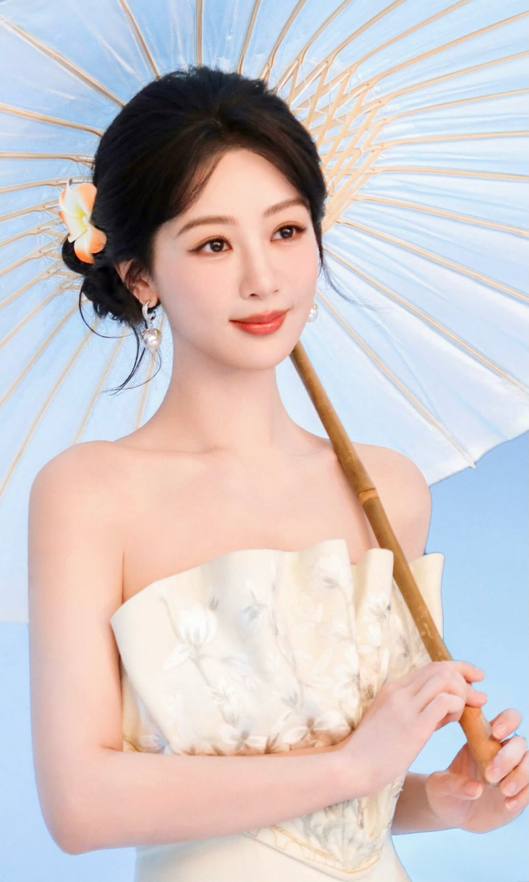 被杨紫的红裙造型拿捏了，又甜又飒超有范