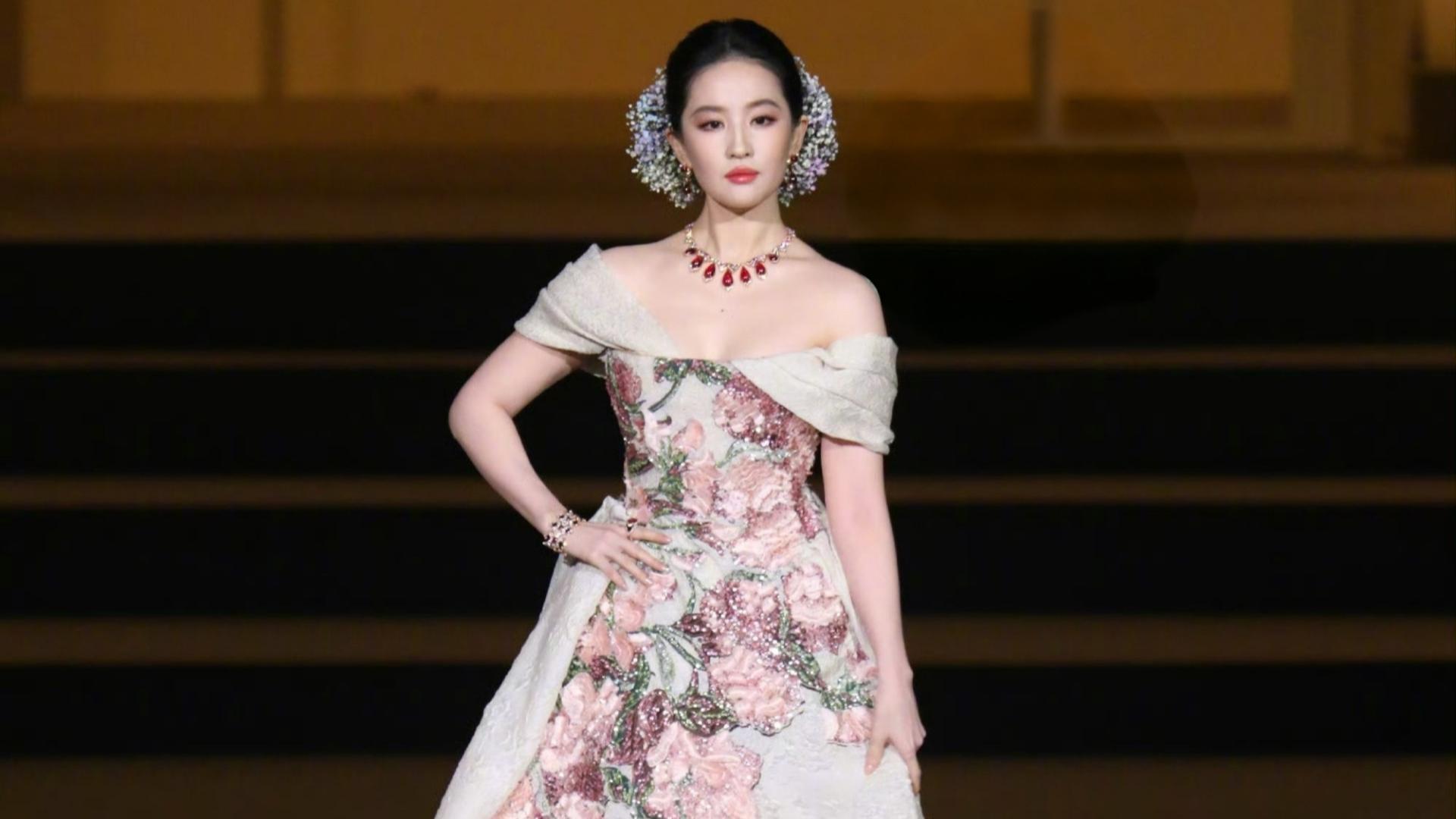 刘亦菲压轴VOGUE盛典：牡丹仙子下凡，内娱颜值天花板闪耀外滩