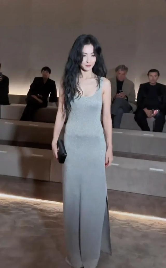 张柏芝穿裙子小腹隆起，网友：四十五岁生四个小孩这身材已经第一