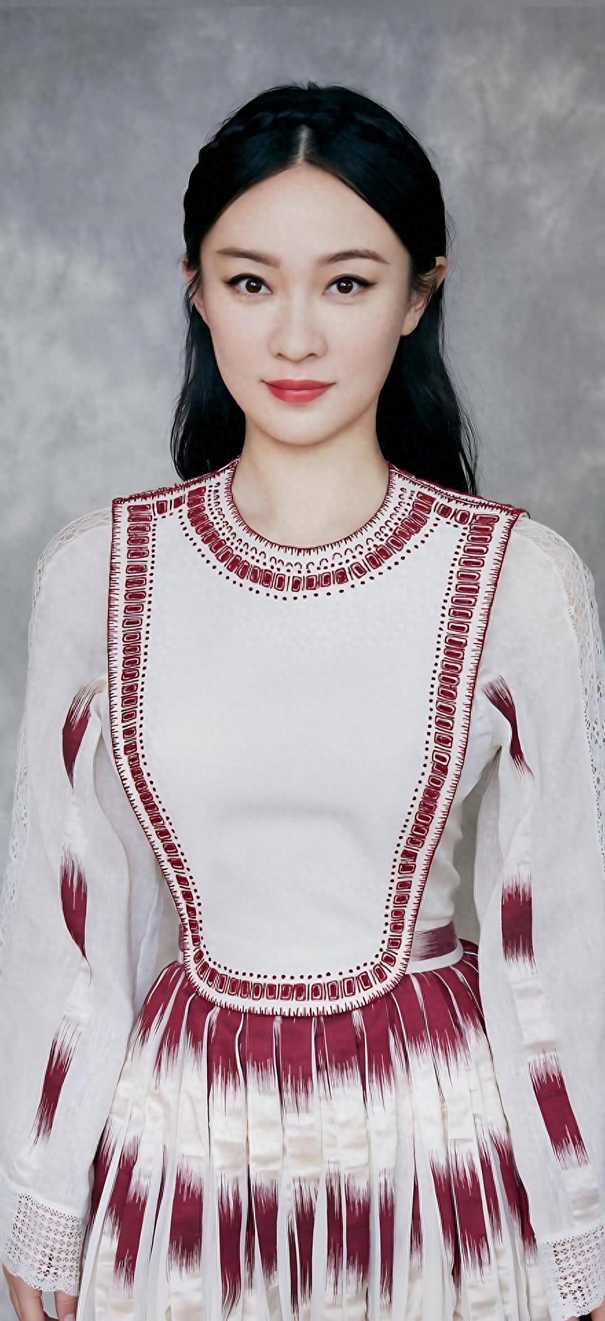 内娱“冻龄女神”!霍思燕穿绣花条纹衬衫,45岁状态比少女还灵