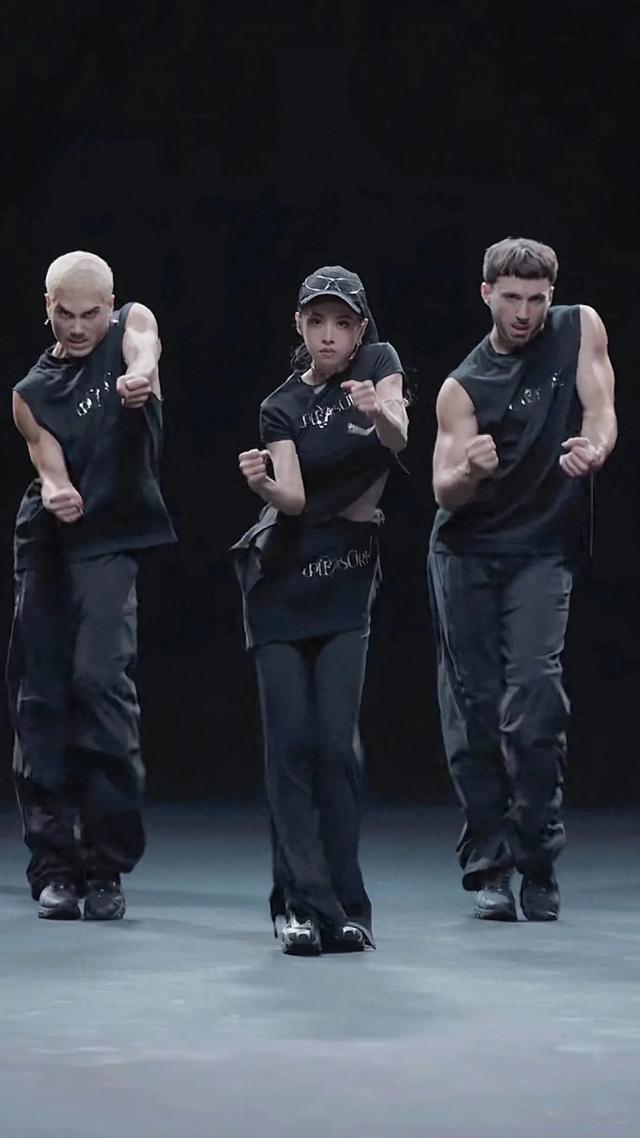 45岁蔡依林晒跳舞日常!穿短袖+喇叭裤,肌肉线条明显,状态满分