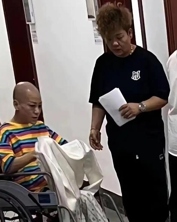 49岁孟再平下葬,9辆迈巴赫开道,送行队近百米,曾打百万抗癌针