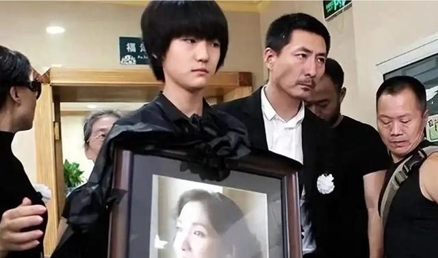 原来她早已离开！演女警红遍全国，抗癌9年去世后燕双鹰悲痛欲绝